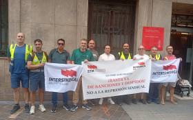 Delegados de ICS Intersindical Valenciana en Ford se concentran ante el SMAC en solidad con un compañero despedido